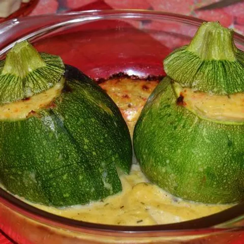 Okrugle tikvice punjene bešamelom uz malo sira i šunke