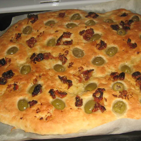 Foccacia con pomodori secchi e olive verdi (fokaca sa susenim paradajzom i zelenim maslinama)