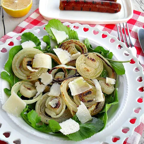 Salata od grilovanog luka