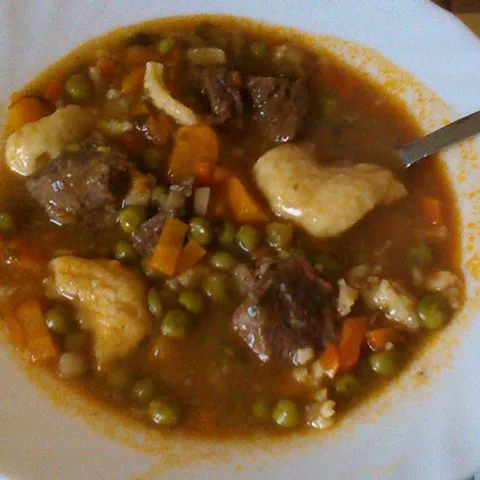Juneći gulaš sa žličnjacima