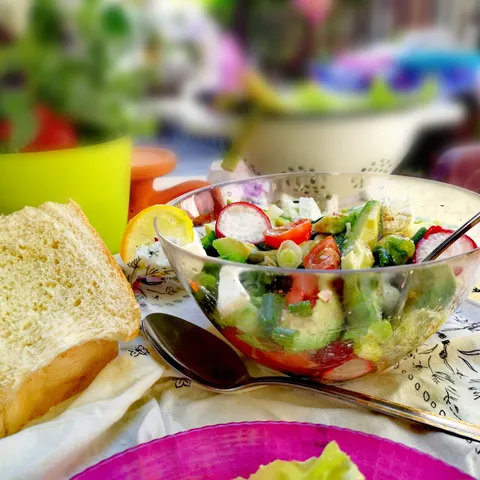 DORUČAK SALATICA sa avokadom I običnim povrtkama