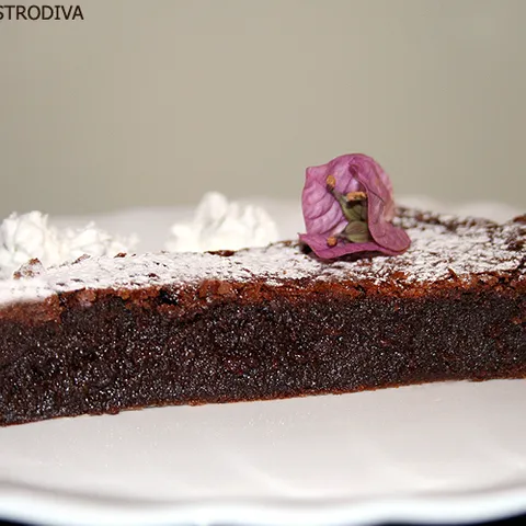 TOPLA ČOKOLADNA TORTA