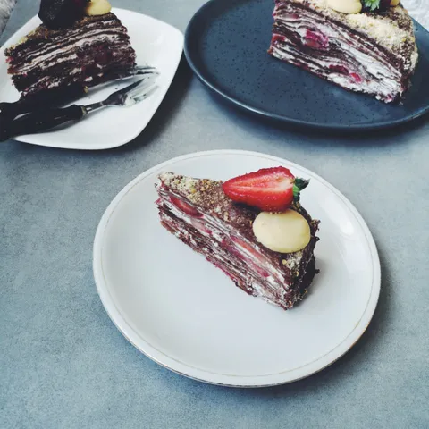 TORTA OD PALAČINKI S JAGODAMA, ČOKOLADOM & KREMOM OD VANILIJE I TONKE