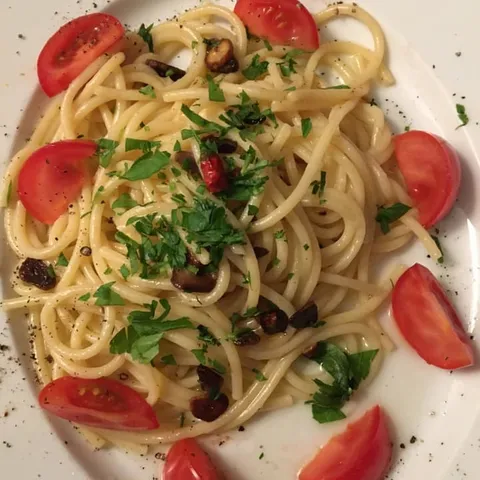 Spaghetti aglio, olio e peperoncino-špageti sa bijelim lukom, uljem i malimfeferonima