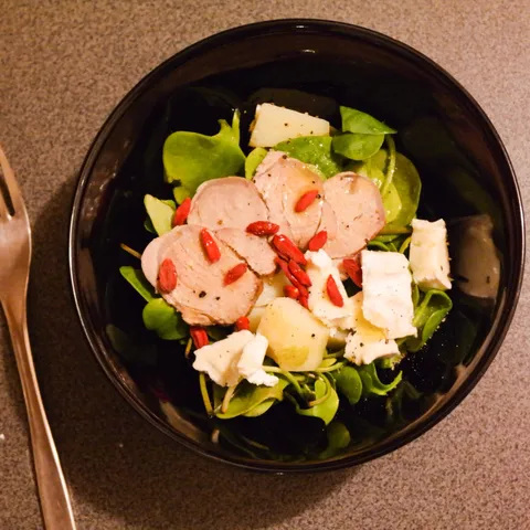 Salata sa lungićem, camembertom i goji bobicama