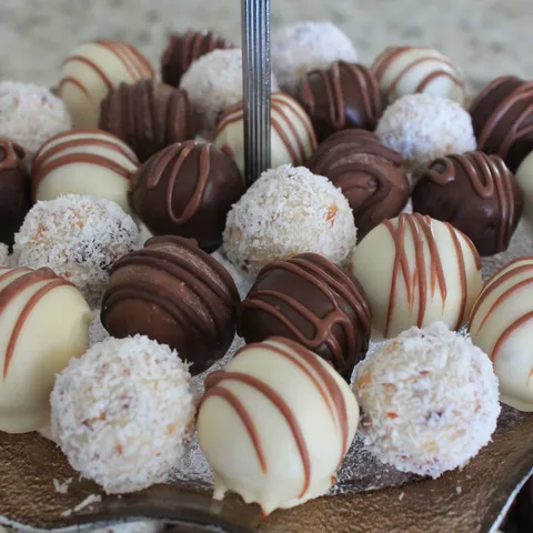 Truffles od bijele cokolade sa kokosom , brusnicama i narancom
