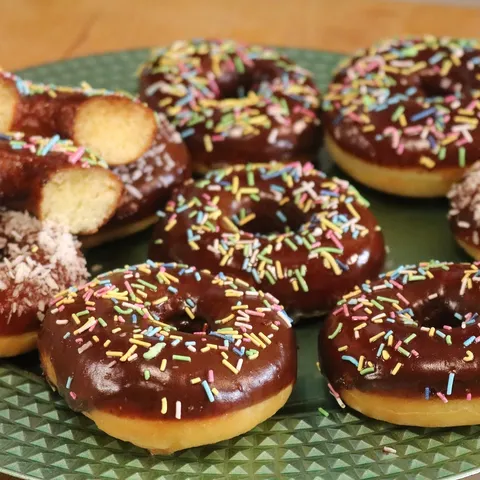 Američke krafne s čokoladnom glazurom - Donuts