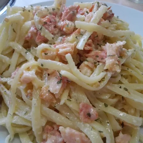 Spageti sa pusenim lososom