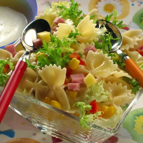 Šarena salata s tjesteninom