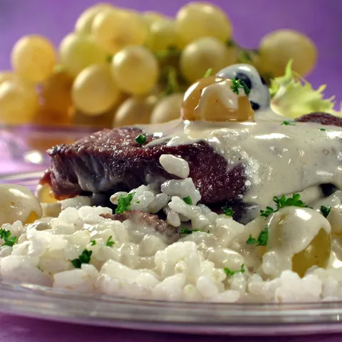 Odresci od nojeva mesa s grožđem