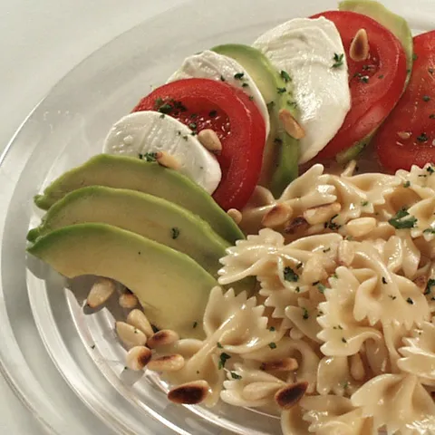 Salata od mozzarelle, avokada i rajčica