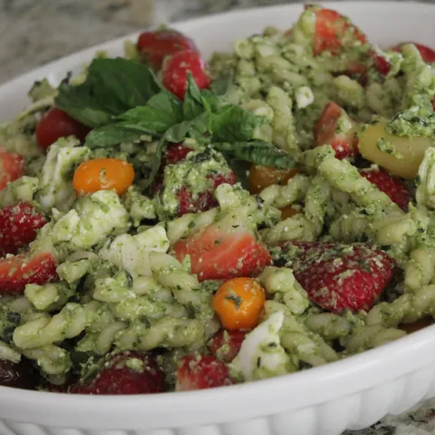 Salata od tjestenine i jagoda sa avokado pestom