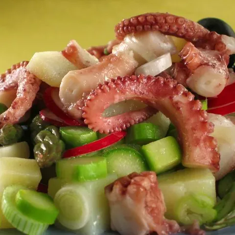 Salata od hobotnice s povrćem