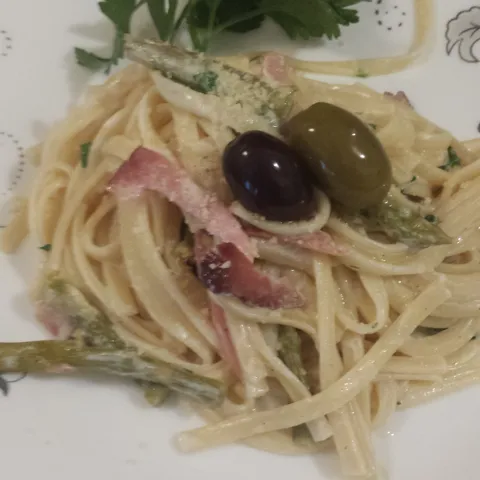 Pasta sa sparogama i prsutom