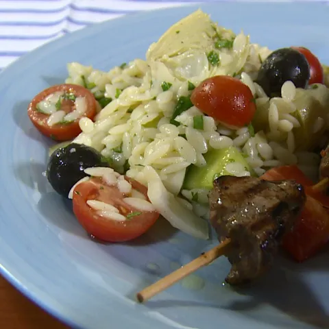 Souvlaki ražnjići s grčkom Orzo salatom