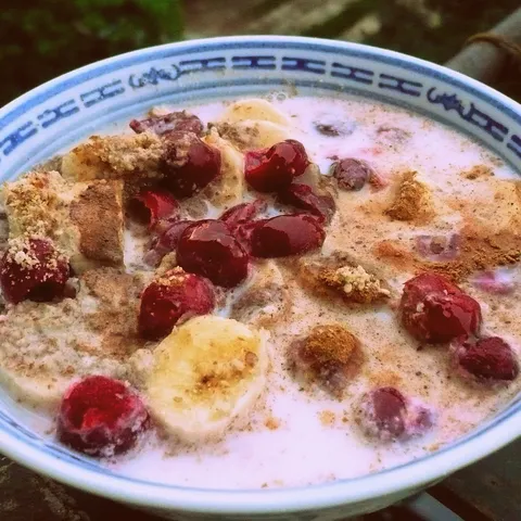 Musli sa smrznutim višnjama i bananom