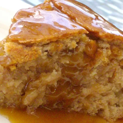 Socna torta od jabuka sa buterscotch sos