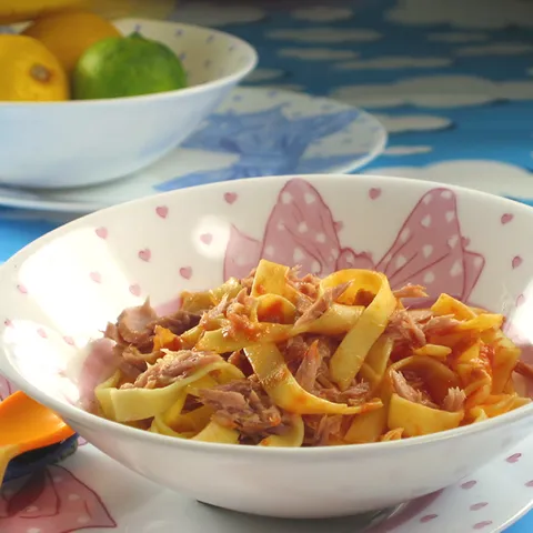 Tjestenina u umaku od rajčice i tune