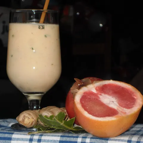 Smoothie s kaki jabukom, bananom, ananasom i grejpom