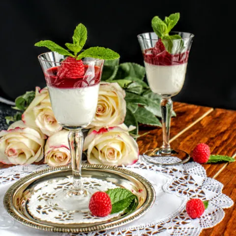 Parfe od bele čokolade  sa želeom od malina ( Raspberry White Chocolate Cheesecake Parfaits )