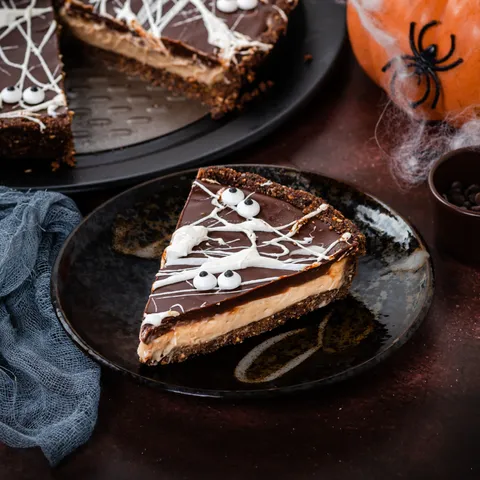Nepečeni tart s karamelom i čokoladom