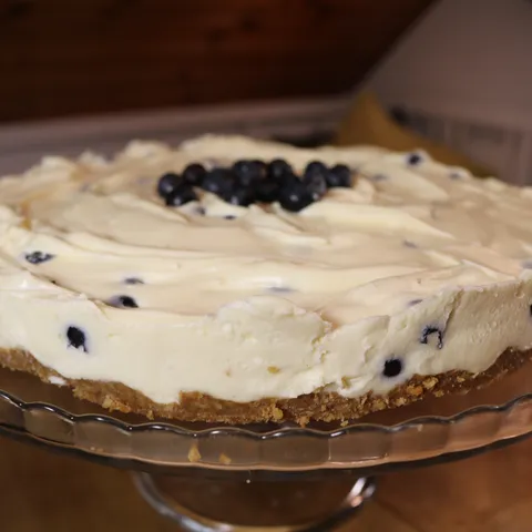 Cheesecake od bijele čokolade i borovnica (bez pečenja)