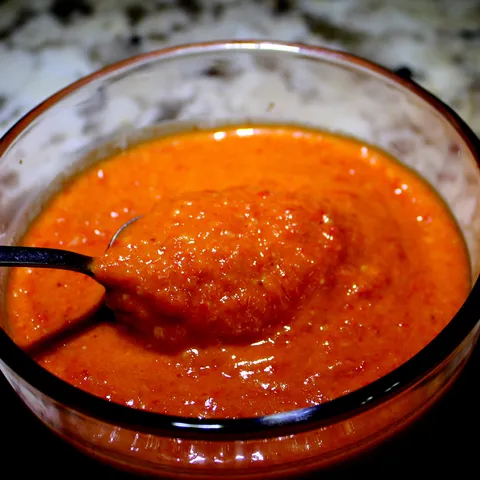 Ljuti sos  (Roasted Garlic Chili Sauce) sa ukusom belog luka