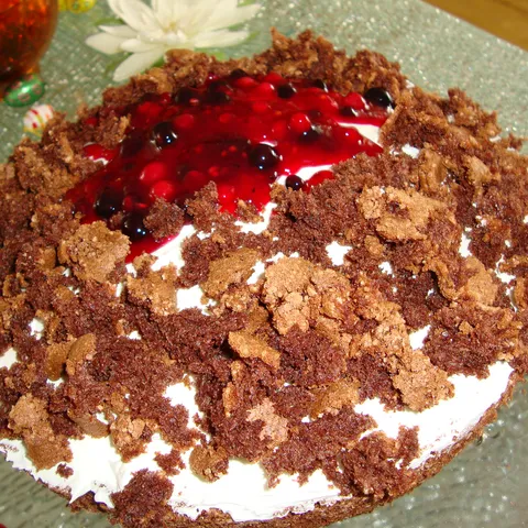 Izdubljena torta punjena Crvenim Bobicama