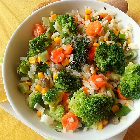 Salata od brokule, orzo paste i kukuruza
