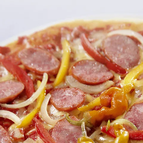 Ljuta pizza s kranjskim kobasicama