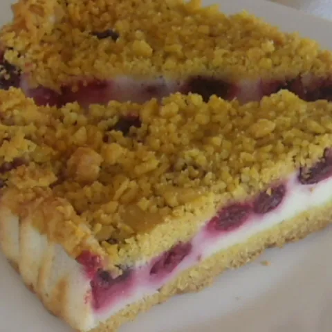 Pita s vrhnjem i mariniranim višnjama