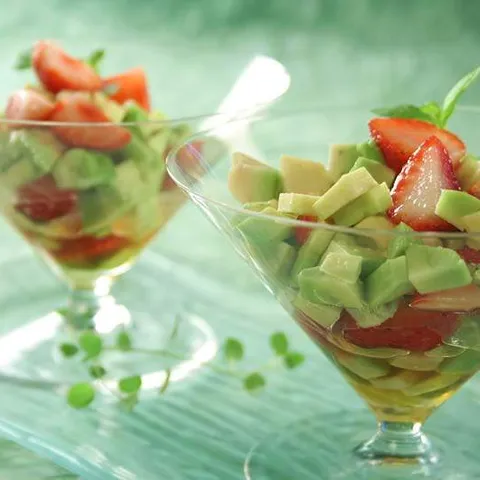 Salata s avokadom i jagodama