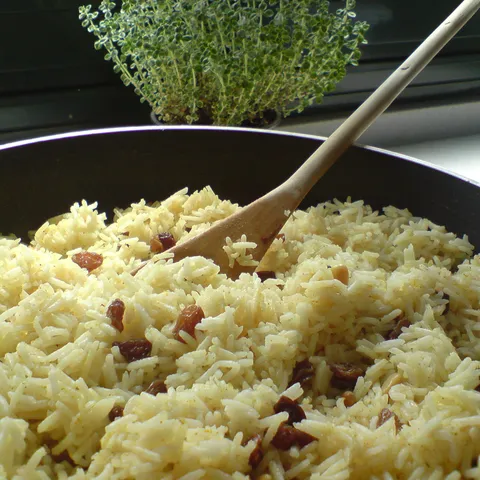 Basmati riza sa grozdjicama, curryem, cimetom itd..