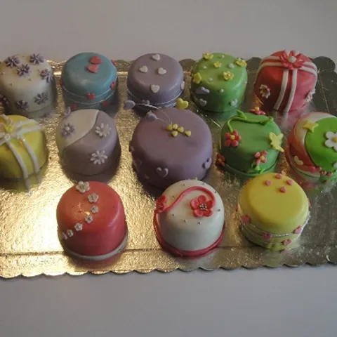 mini cakes