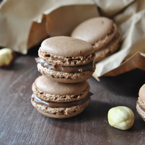 Macarons s lješnjacima i kakaom