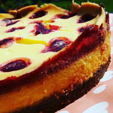 Cheesecake sa bijelom cokoladom i srcima maline