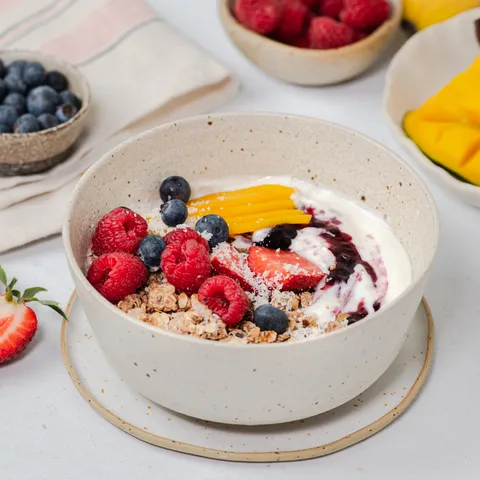 Granola s jogurtom i voćem