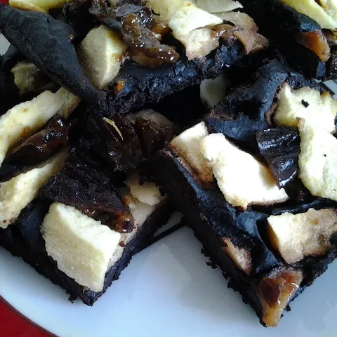 Crni kolač sa šljivama i jabukama