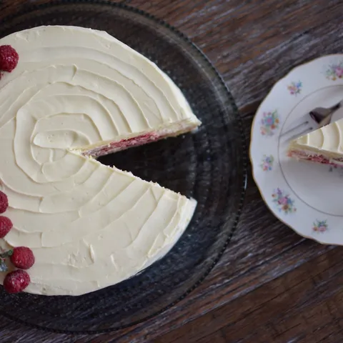 Torta od vanilije s malinama i bijelom cokoladom