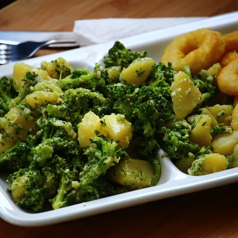 Aromaticna krompir-brokula salata