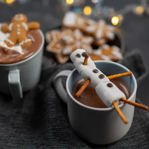 Vruća čokolada sa marshmallow snjegovićem