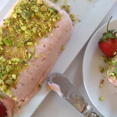 Semifreddo s jagodama i pistacijama
