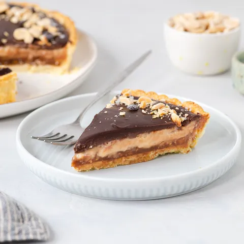 Tart s kikirikijem i slanim karamelom