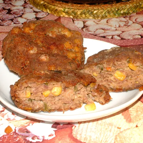 Odresci od mljevenog mesa sa kukuruzom
