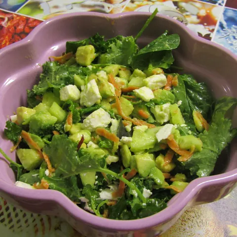 Salata sa avokadom i feta sirom