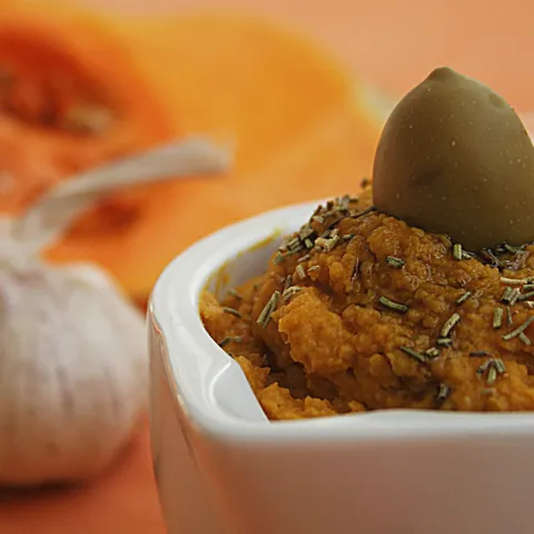 Hummus sa pečenim češnjakom, bundevom i ružmarinom