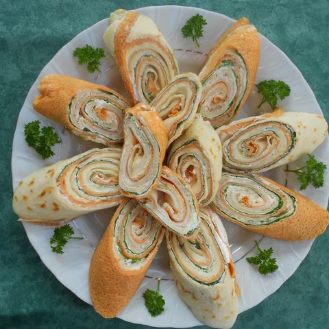 Dekorativni slani rolati od dvobojne palacinke