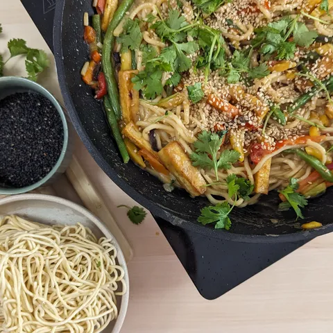 Rychlé veganské nudle se zeleninou