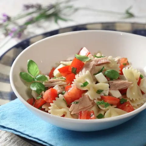 Caprese šalát s cestovinami a tuniakom