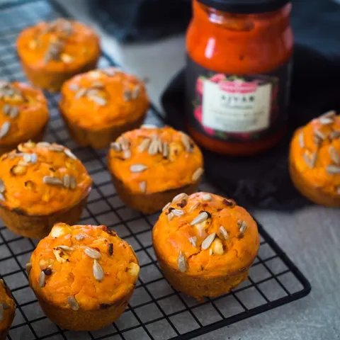 Slané muffiny s bramborami, sýrem feta a Ajvarem